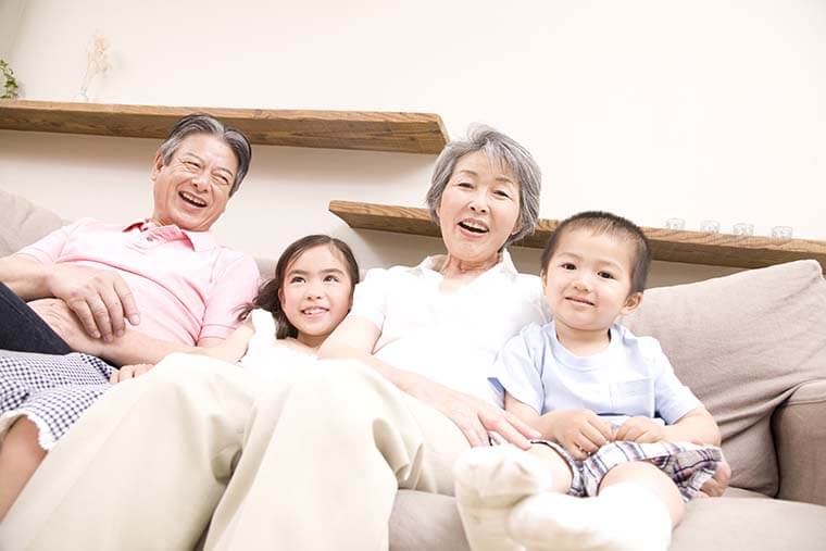 年金受給者でもお金を借りられる？カードローンと公的制度の違い